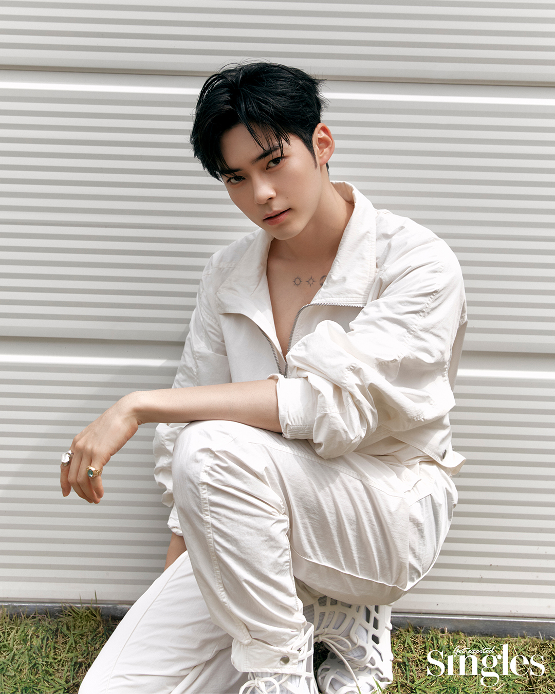 한빈이 보테가 베네타를 착용하고 촬영한 싱글즈 화보